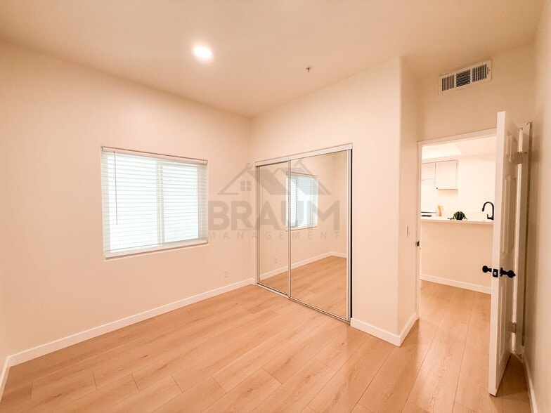 Building Photo - 11035 Moorpark St