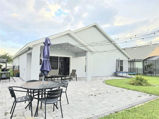Building Photo - 2823 Maguire Dr