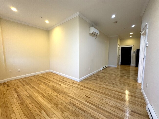 Building Photo - 3 Main St