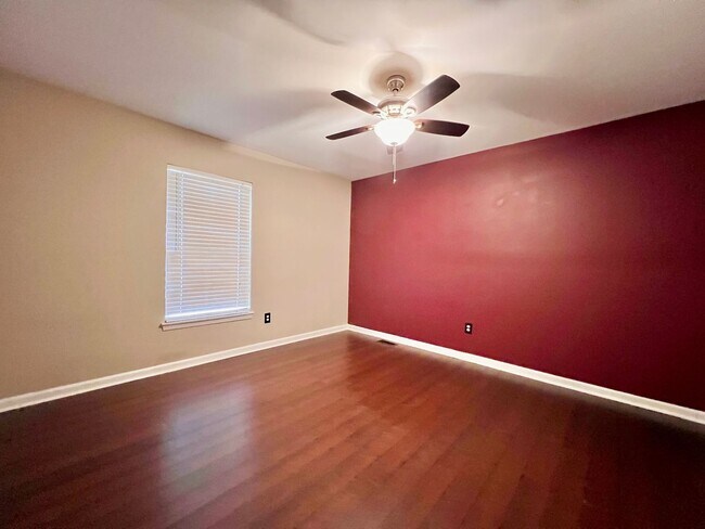 Building Photo - 6 Bed 4 Bath in West End