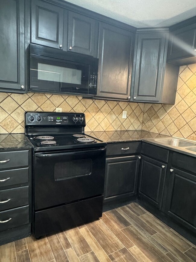 Building Photo - 2328 NW 46th- AVAILABLE NOW!