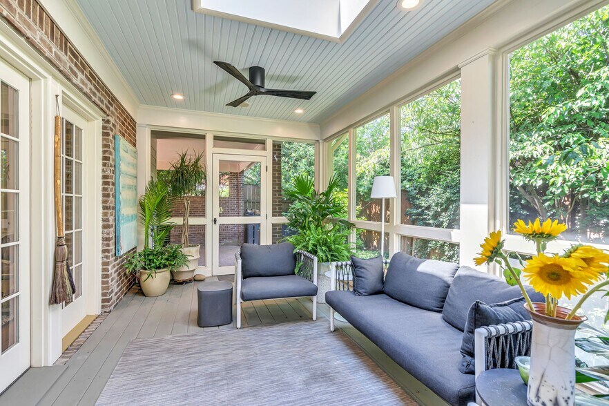 Building Photo - 204 Longwood Ct