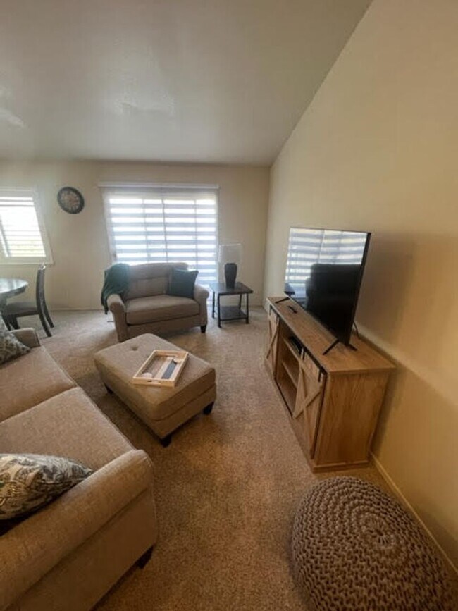 Building Photo - Clean Executive Rental Available Now