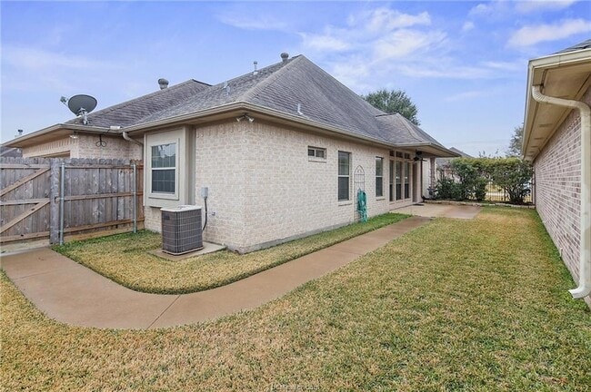 Building Photo - 200 Karten Ln