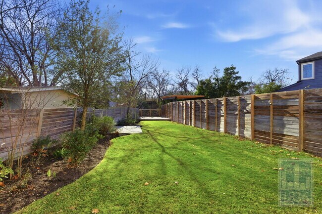 Building Photo - 4701 Sara Dr