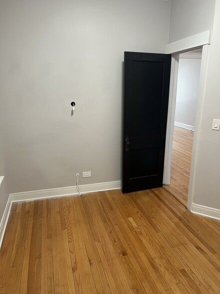 Building Photo - 1924 W Wilson Ave