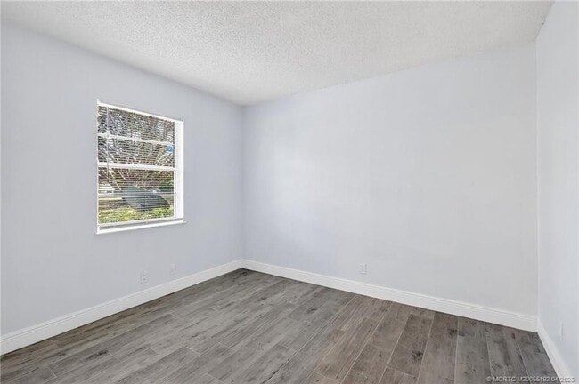 Building Photo - 1564 SE Royal Green Cir