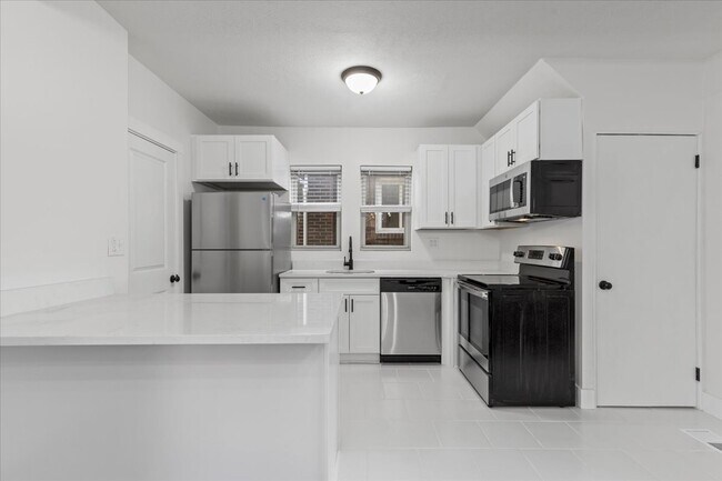 Building Photo - 2816 Clermont Ave