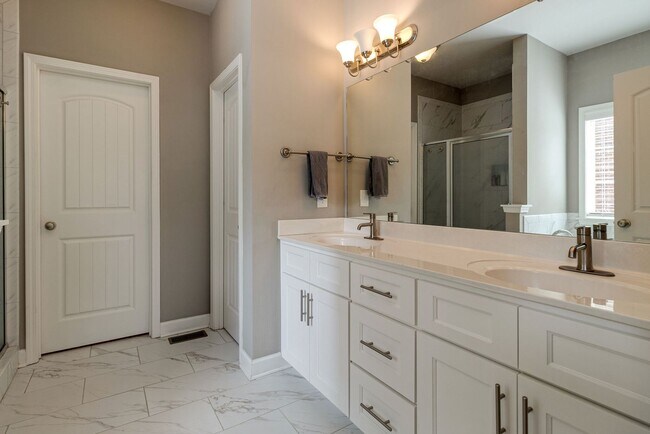 Building Photo - 4 Bedroom, 3 Bath Home w/ Backyard and 2 Car Garage