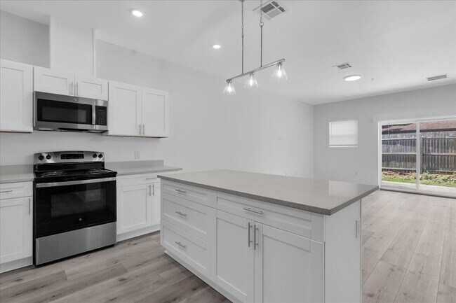 Building Photo - 705 S Orange Ave