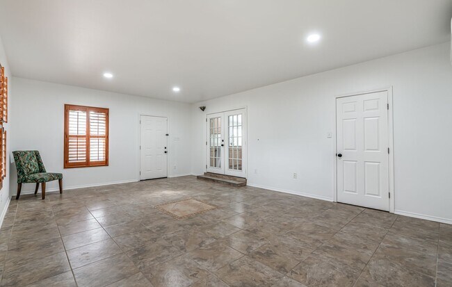 Building Photo - Recently Rehabbed Spacious Two Story in Convenient and Popular Huntington Place