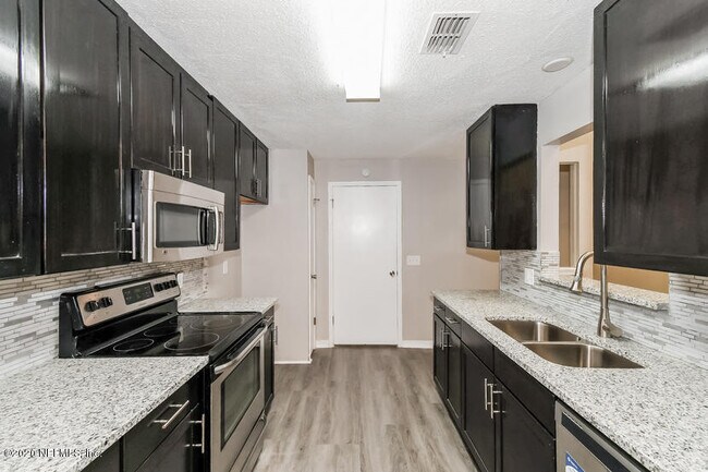 Building Photo - 1008 Turtle Creek Dr N
