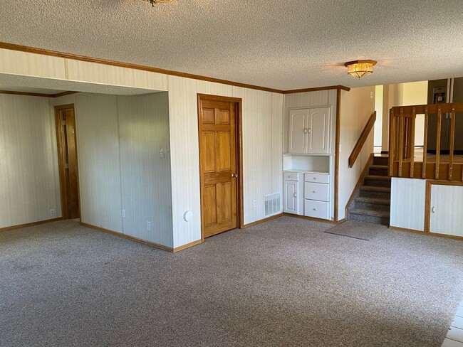 Building Photo - Wonderfully taken care of Tri Level Home w...