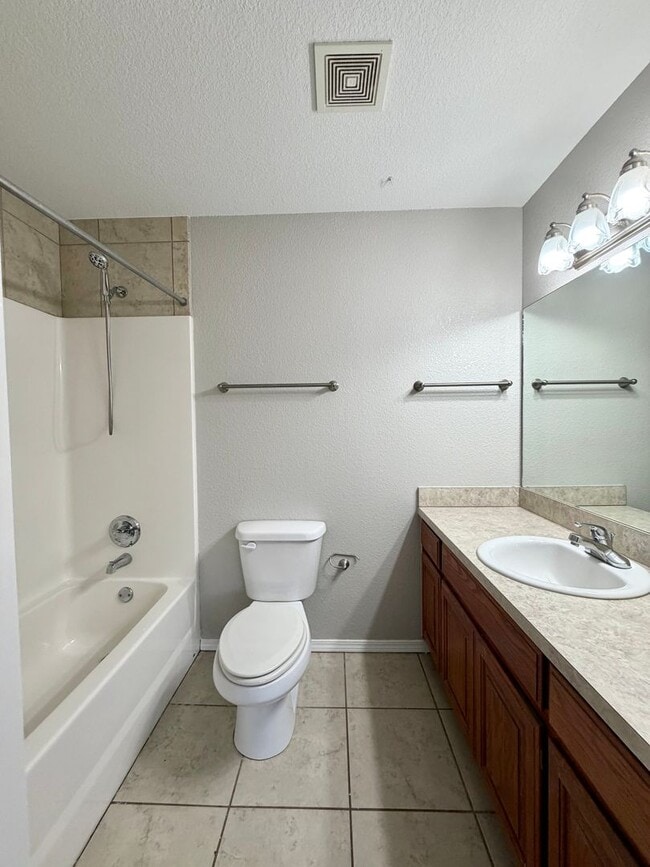 Building Photo - C Street Flats