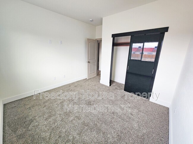 Building Photo - 1340 Arrowhead St