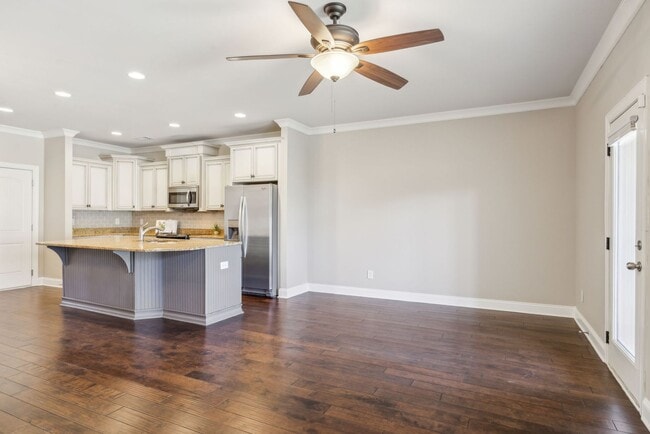 Building Photo - 3 BR/2.5 BA Luxury Townhome
