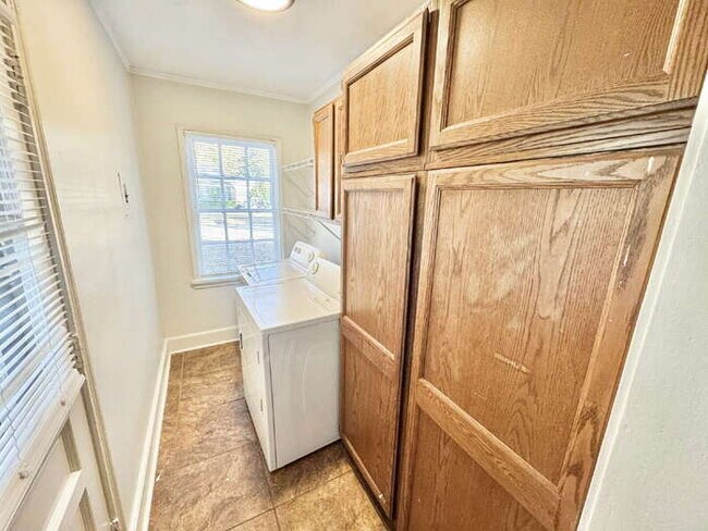 Building Photo - 3880 Spottswood Ave