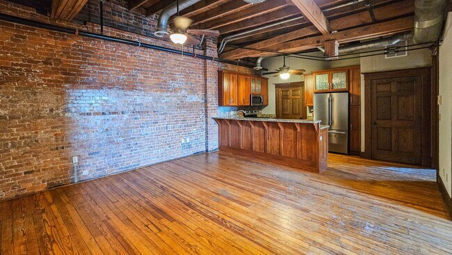 Building Photo - 111 W 7th St