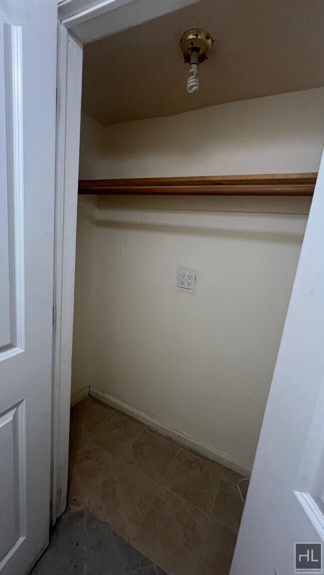 SPACIOUS STUDIO FOR RENT BEVERLEY ROAD/KEN... 503 Beverley Rd