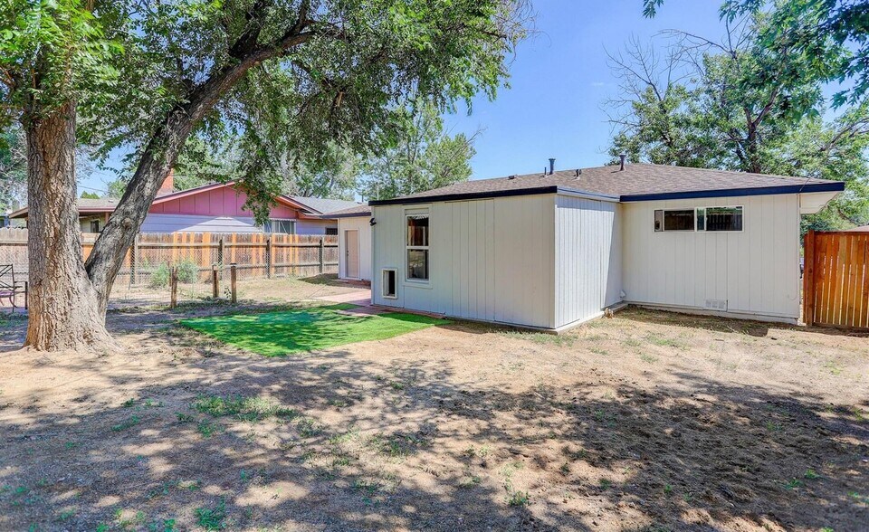 Building Photo - 830 Zion Dr
