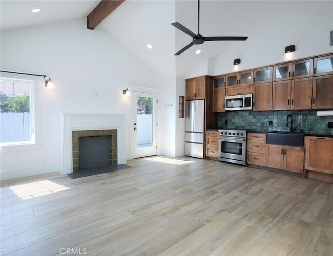 Building Photo - 446 W 40th St