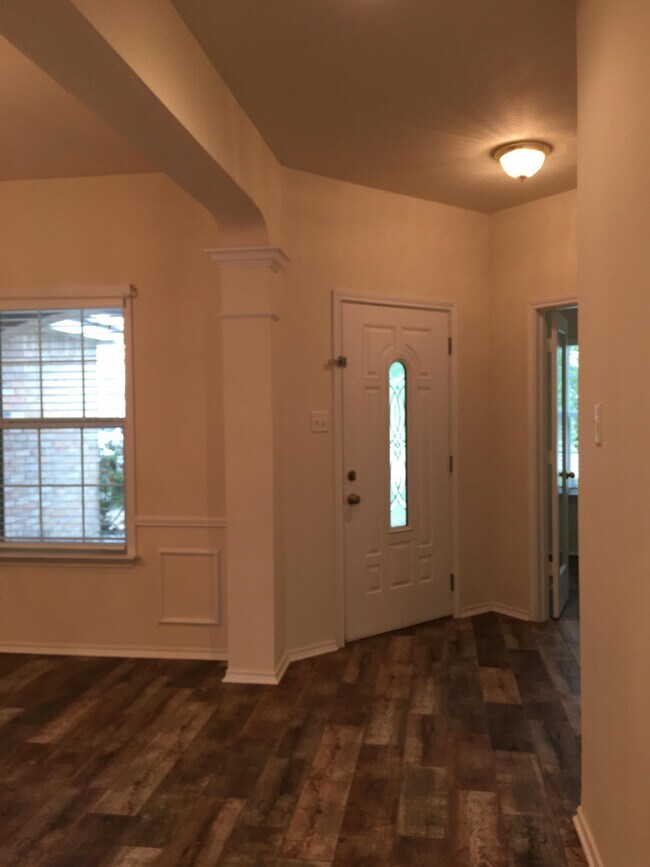 Building Photo - 105 E Great Plains Trail