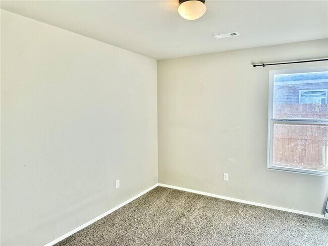 Building Photo - 920 Queen St