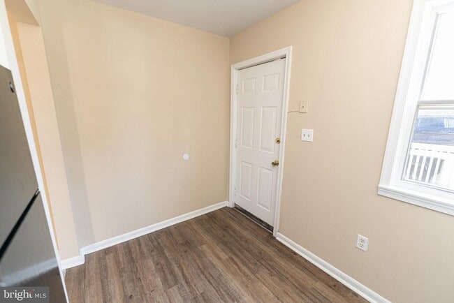 Building Photo - 915 N Division St