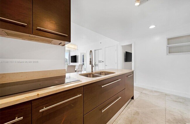Building Photo - 485 Brickell Ave