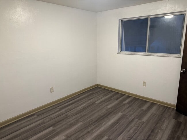 Building Photo - 335 Dersam St