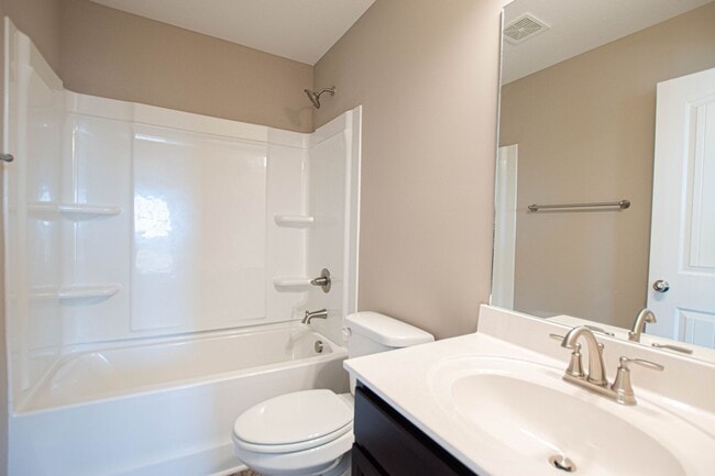 Building Photo - Like New Two Bedroom!