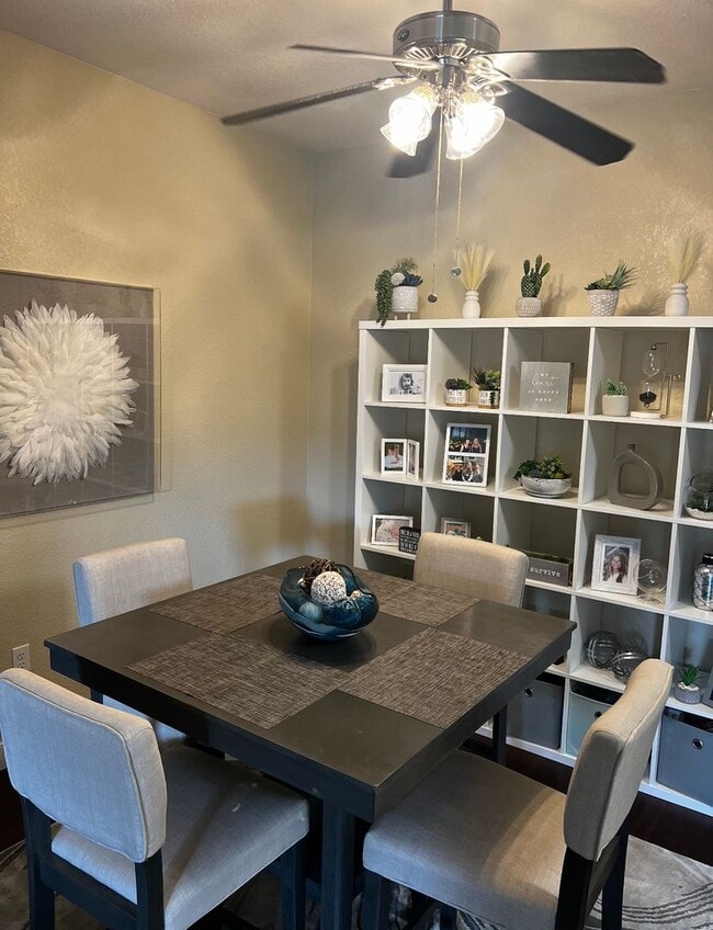 Building Photo - July 1st Move in! Top Floor 2 Bed / 2 Bath...