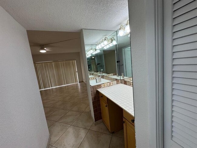 Building Photo - 3200 N Palm Aire Dr