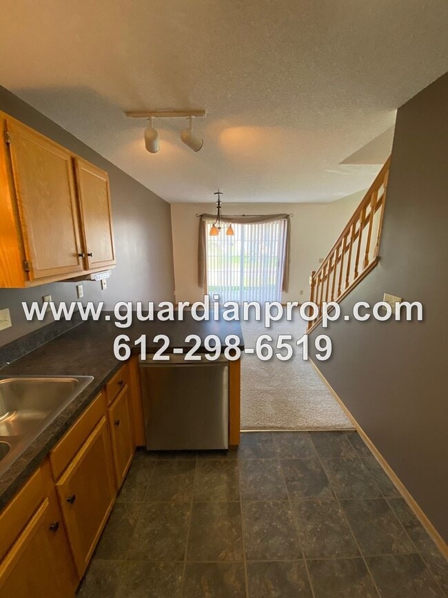 Building Photo - End Unit Townhouse Available May 1st, Vaulted Ceilings, Loft Area, Patio w/Yard Space, 2 Car Gara...