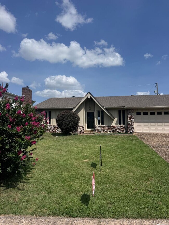 Building Photo - 1115 Briar Creek Rd