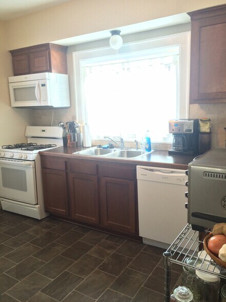 Building Photo - 821 Diamond Ave NE