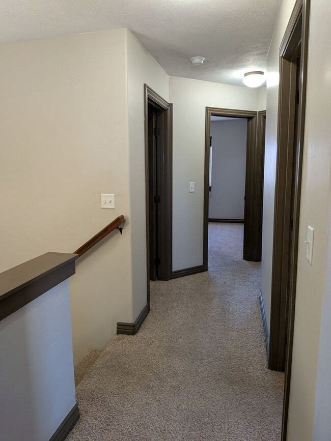 Building Photo - 3 bed 1.5 bath IMMACULATE END-UNIT Townhome in the Meadows
