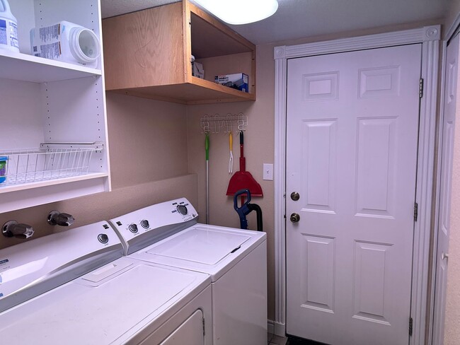 Building Photo - 802 Colony Ct