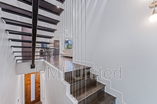 Building Photo - 425 W 9th St