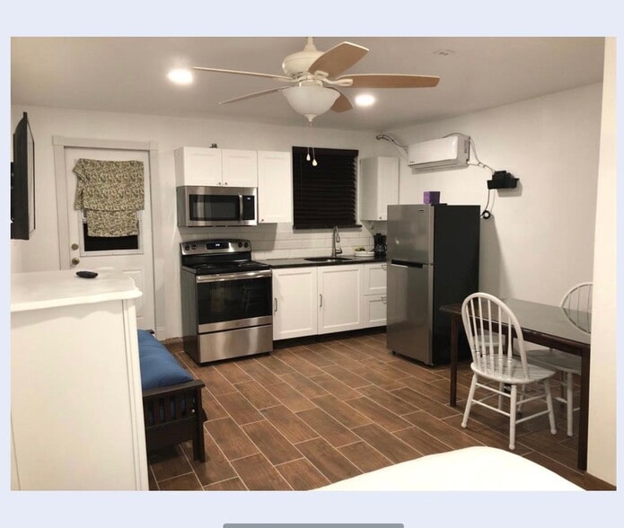 Building Photo - 2808 W San Isidro St