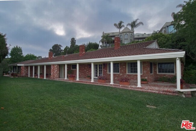 Building Photo - 1121 N Beverly Dr