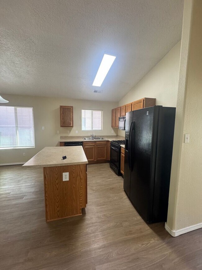 Building Photo - 4 bed 2 bath home! Fresh New Paint & Flooring Throughout