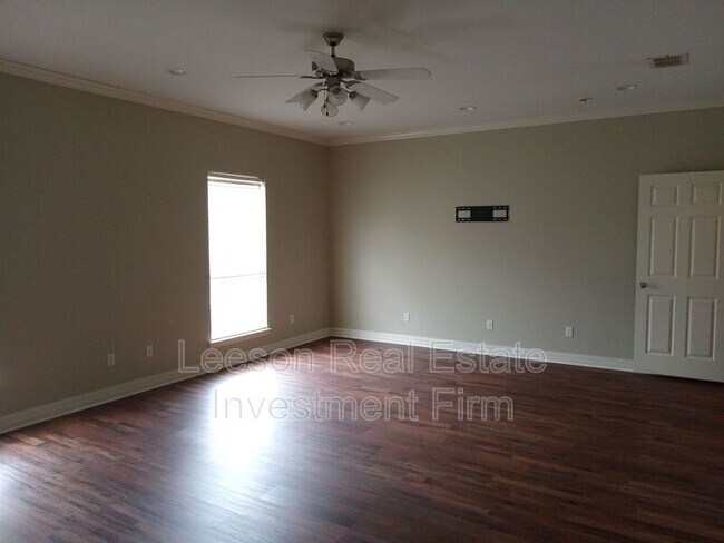 Building Photo - 5721 S Lakeshore Dr