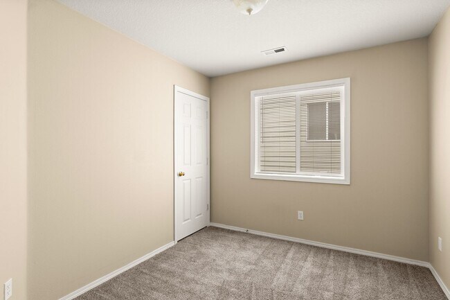 Building Photo - MUST SEE!!! This well-maintained 3 bedroom, 2.5 bath Townhouse