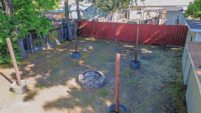 Building Photo - 2137 Raymond Ave