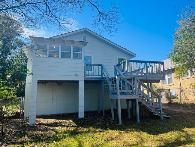 Building Photo - Adorable cottage style home with large fenced in backyard near Downtown Lagrange! Must see!