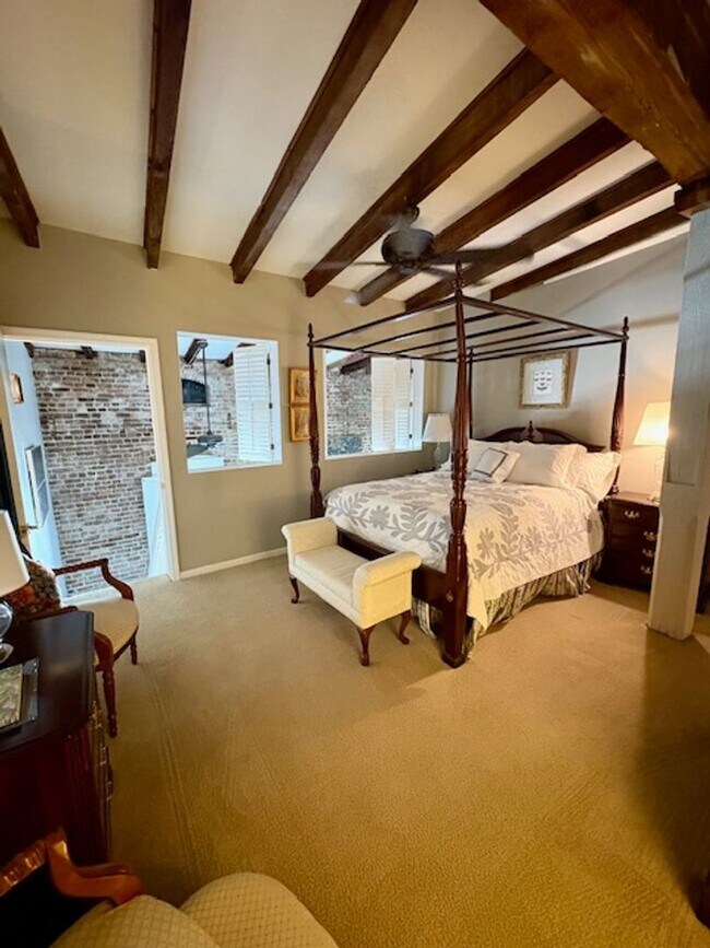 Building Photo - Historic Downtown Fully Furnished 2 Bedroom Condo