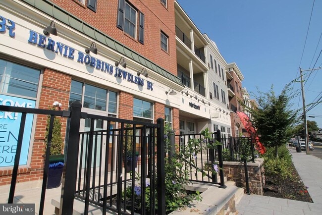 Building Photo - 200 N Sycamore St