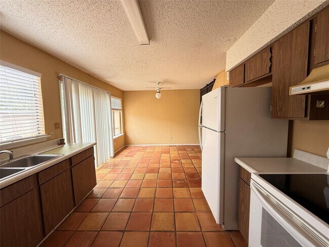 Building Photo - 9611 Blue Creek Ln