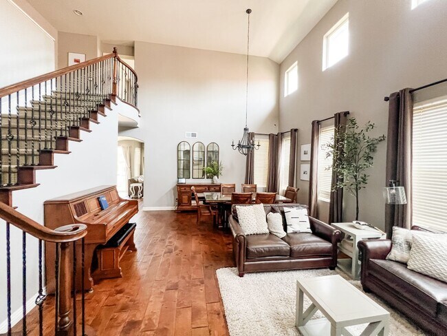 Building Photo - Charming 4 Bedroom/3 Bath Single Family Home on a Cul-de-sac with backyard